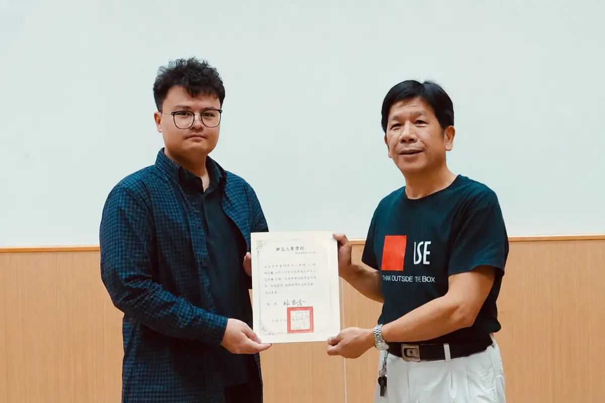 Thầy Vũ Thành Long nhận giấy chứng nhận thành tích học tập tại Đài Loan