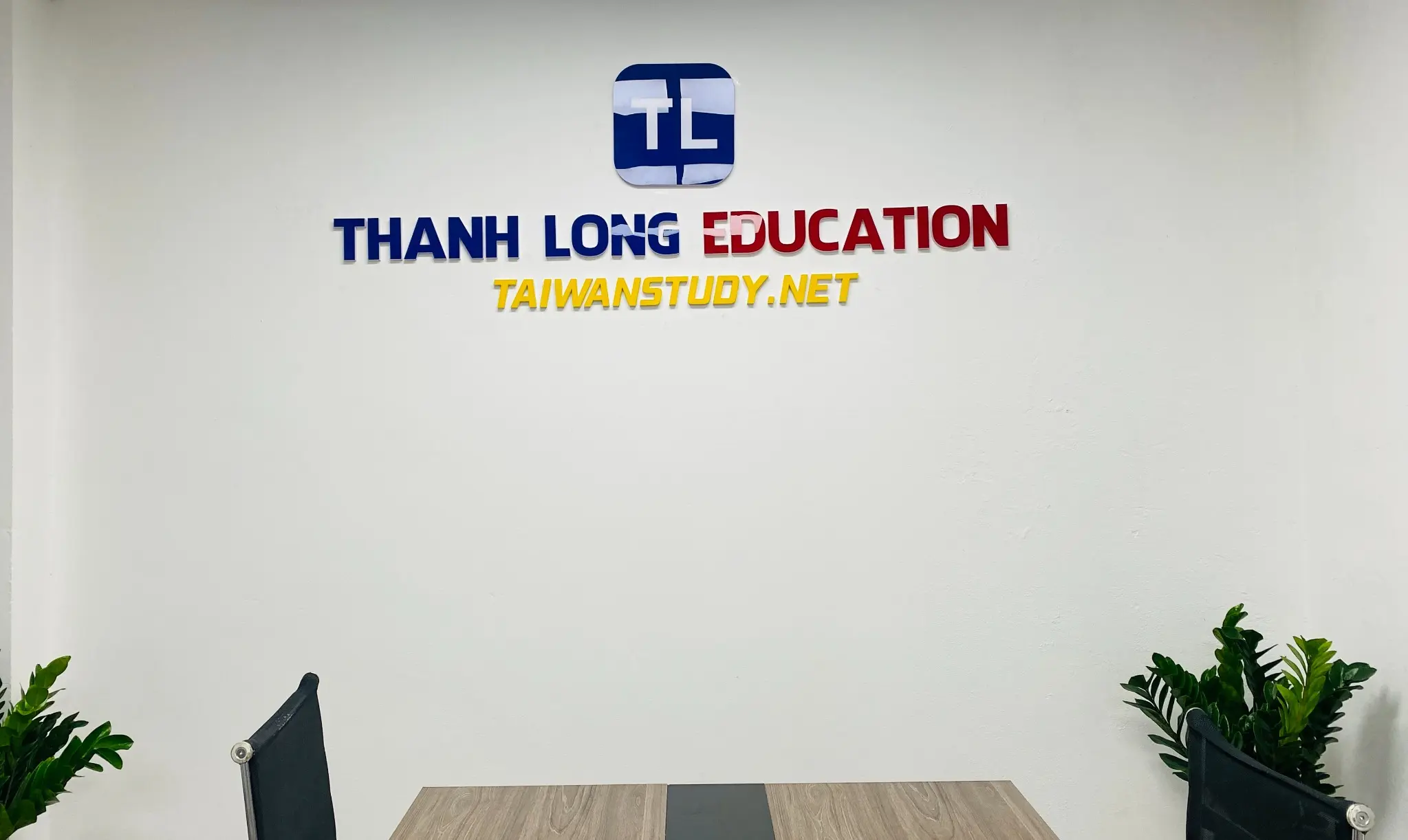 Văn phòng Thành Long Education tại Hà Nội với logo TL và Taiwanstudy.net